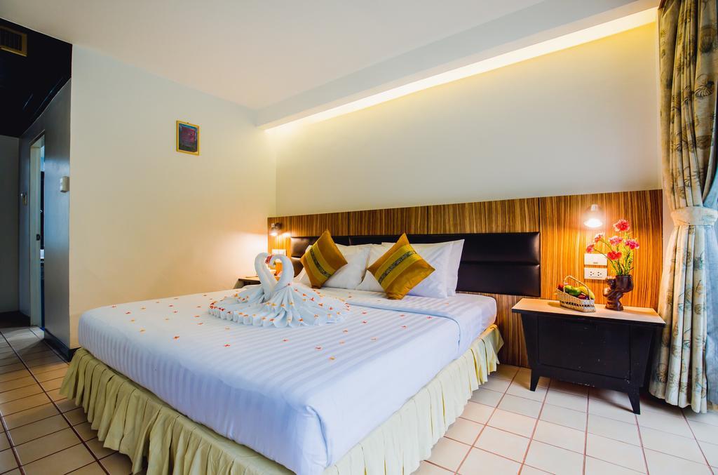Karon Whale Resort Phuket Exterior photo